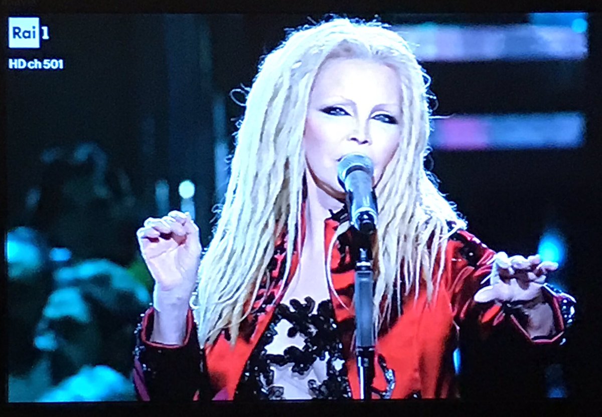 Lelelix's tweet photo. Patty Pravo sta peggio di Naingollan a capodanno 2018 #Sanremo2019 https://t.co/uzqxQpq2Y5