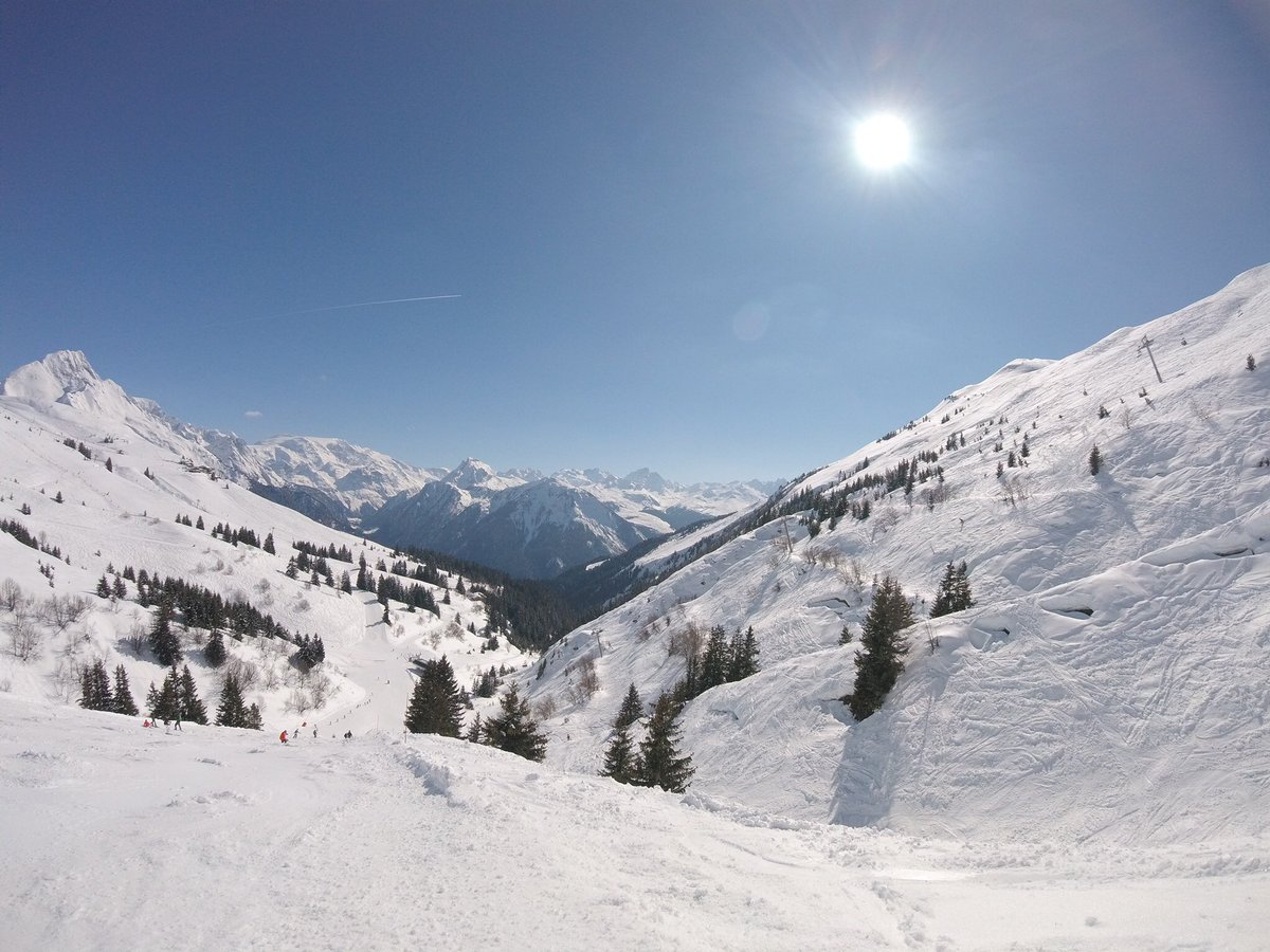 RichardJames33's tweet photo. It’s coming round to that time of the year when Xmas is a such a distant memory and summer can’t even be seen on the horizon that your feel-good options come down to:
- Skiing holiday
- Escape to the Caribbean
🤔🤔🤔
#AlwaysWandering #WinterBlues https://t.co/E6pNbwpEBa