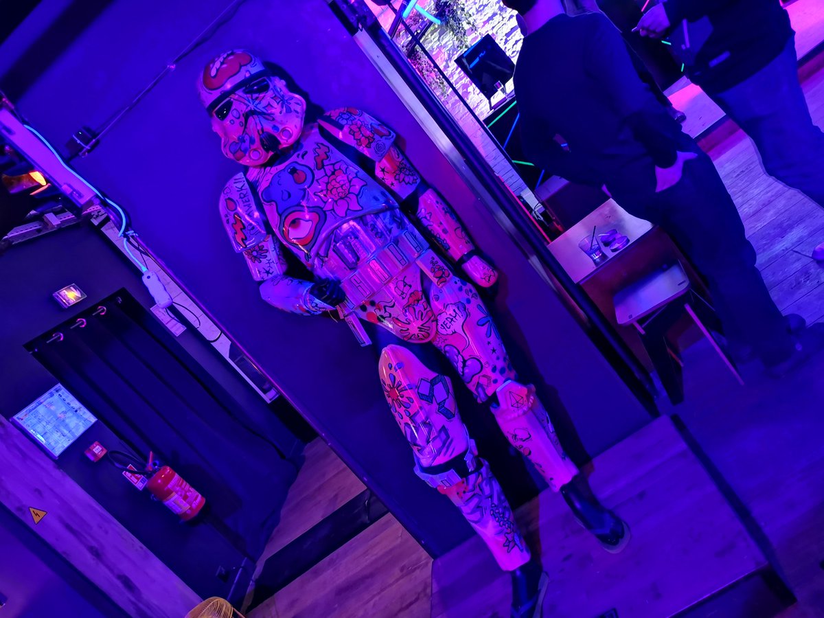 WorldOfTwinsen's tweet photo. Merci pour la soirée #SurfaceBlack @microsoftfrance @MarlenePraa @AgenceHopscotch ! Si jamais il faut vous débarrasser de quelques produits des placards n'hésitez pas ! 😘 https://t.co/ovsRHMqF4h