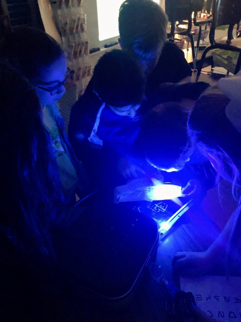 #LincPride 5th gr. STEMcats using blacklight to uncover @breakoutEDU clues via problem solving, collaborating, persevering - Beyond the 🔔 @MarionUnit2