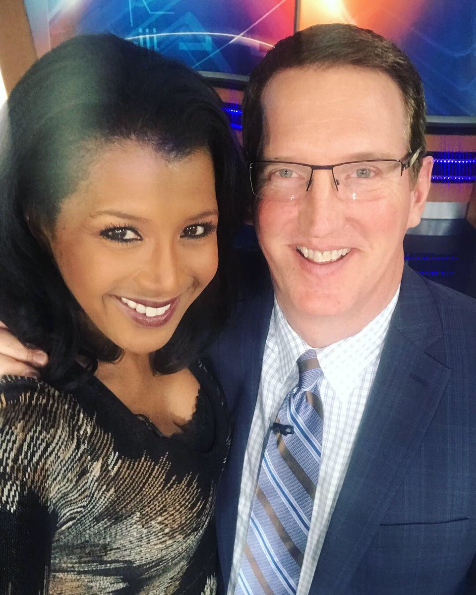 GlendaLewisTV's tweet photo. Shout out your favorite weather person today! 😊⛈☀️🌪💙 I get to hug mine😄🤗 #Rex #nationalweatherpersonsday #icestormcometh #hesonit @wxyzdetroit @tv20detroit https://t.co/aykFcJbdNi
