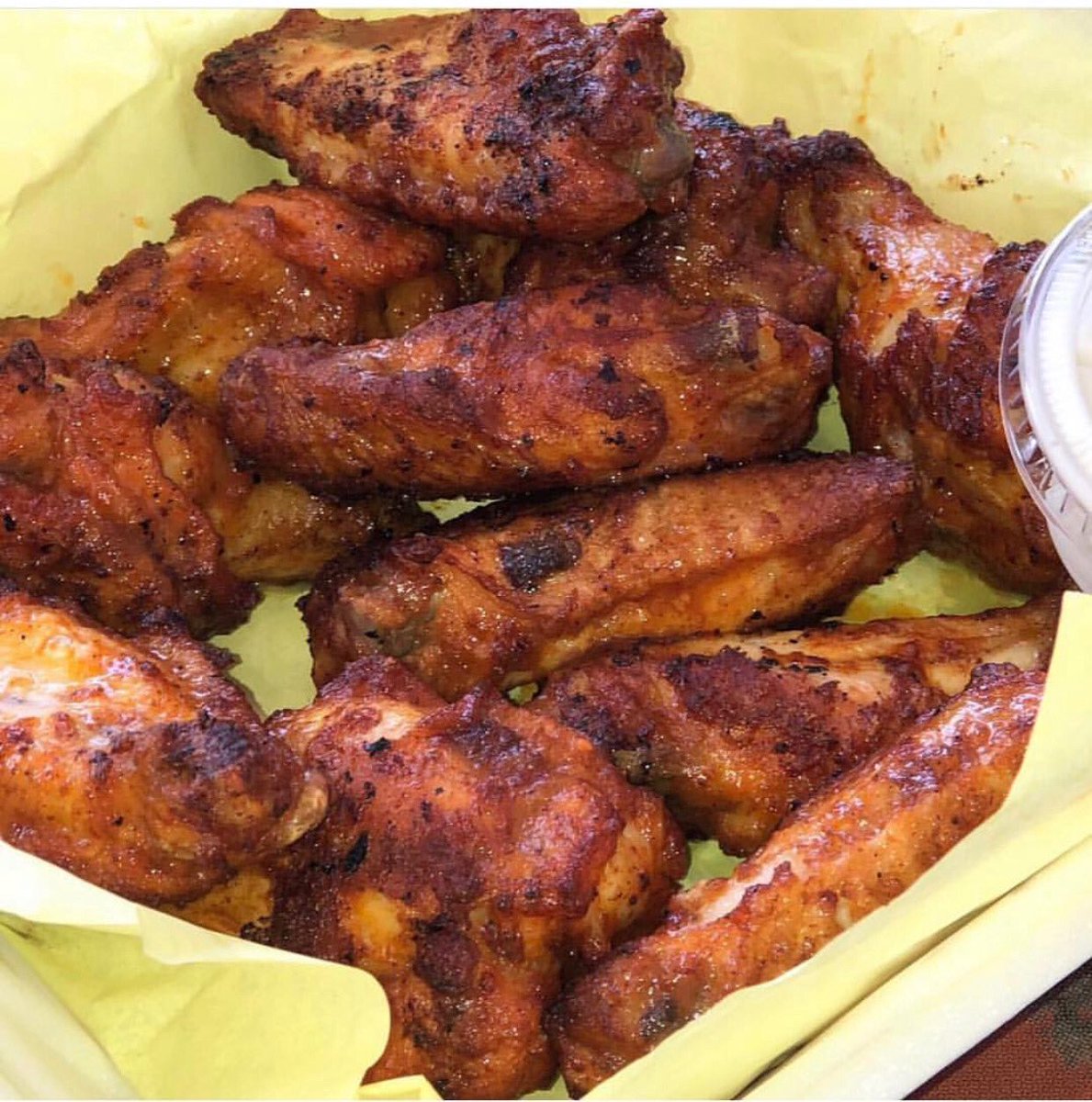 Want a chance to win free wings? Here are the rules:
Retweet
Follow our page 

🔥Winner will be announced this Friday! Good luck!🔥