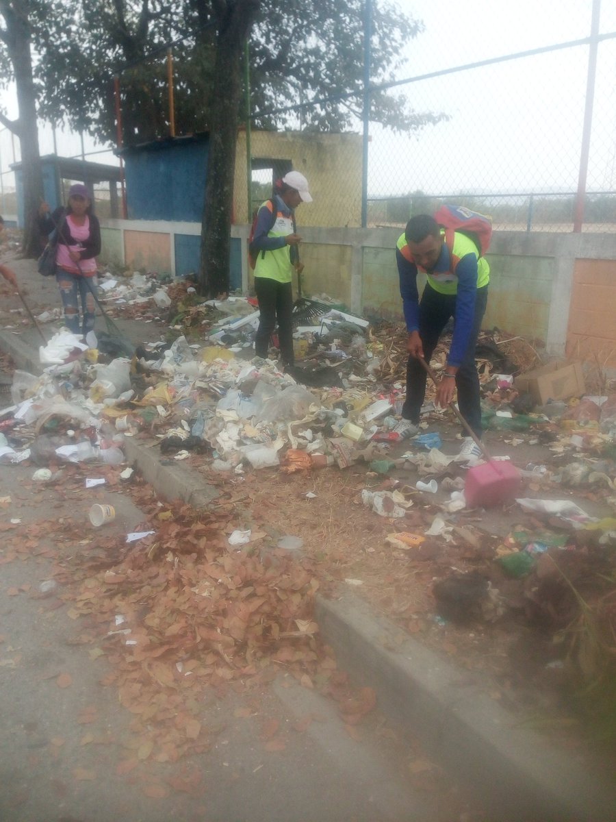 IaspPalavecino's tweet photo. Alcaldía Bolivariana del Municipio Palavecino A través del Aseo Urbano, las cuadrilla se encuentran en la Av. La Montañita a la altura del Estadio del Almariera, en un operativo de limpieza y desmalezamiento cumpliendo instrucciones de nuestra Alcaldesa Mirna Vies. https://t.co/7EdofSV6ib