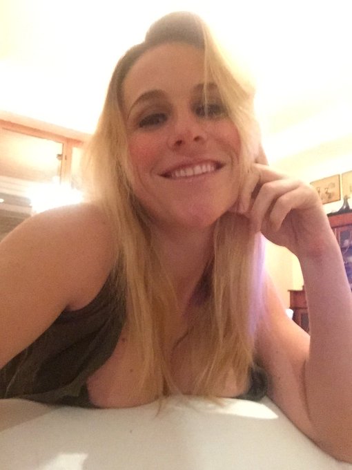 Se questa sera oltre alle canzoni di Sanremo volete ascoltare anche i miei orgasmi vi aspetto alle 24<a href="/tag/michelleferrari"class="tags"><span>#michelleferrari</span></a><a href="/tag/la7"class="tags"><span>#la7</span></a><a href="/tag/massimogiletti"class="tags"><span>#massimogiletti</span></a>