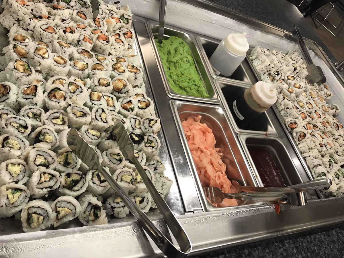 IlliniFuel's tweet photo. Sushi night @VarsityRoom 

DYK: sushi is a balanced meal!
Carbs: rice
Protein: crab/shrimp/chicken 
Healthy fats: avocado
Veggies: cucumber and seaweed https://t.co/oalX5jAejj