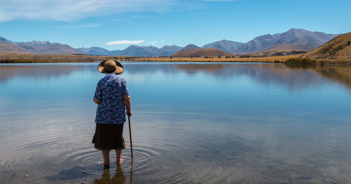 Neither wealth, position or power over others determines mana. Mana lies in what is done for others. It is bestowed by them.

Ehara no te rawa, te whai wāhi, te whakahāwea rānei te mana e riro ai. Ko tōna ahunga mai nō roto I te aroha ki tētahi atu, he mea tākoha nā rātou.