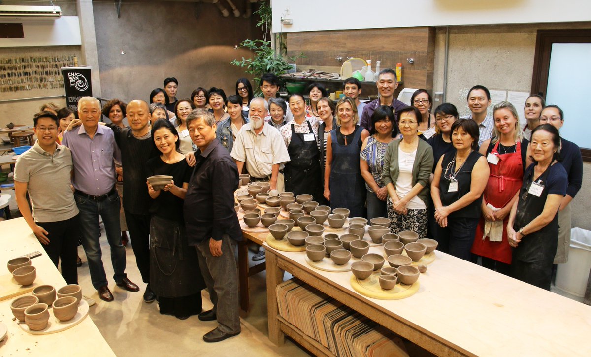 MofaJapan_en's tweet photo. 【#JapanBrandProgram】
Ohi Chozaemon XI, #pottery_artist, visited the #USA and #Brazil from January 21 to 29, 2019. He gave lectures on the #pottery_art and ran workshops on making #teabowls.
https://t.co/zx5GOfetBL https://t.co/49KEjmw6Ho