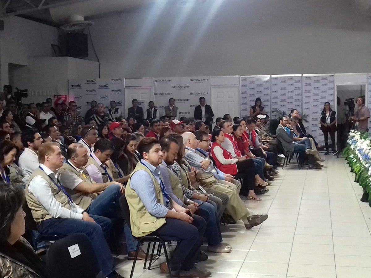 TSEElSalvador's tweet photo. #Elección2019
El presidente Julio Olivo Granadino destaca el proceso de escrutinio preliminar que es la base para realizar el escrutinio final en que se verifican los datos con actas originales https://t.co/prN1xXoASY