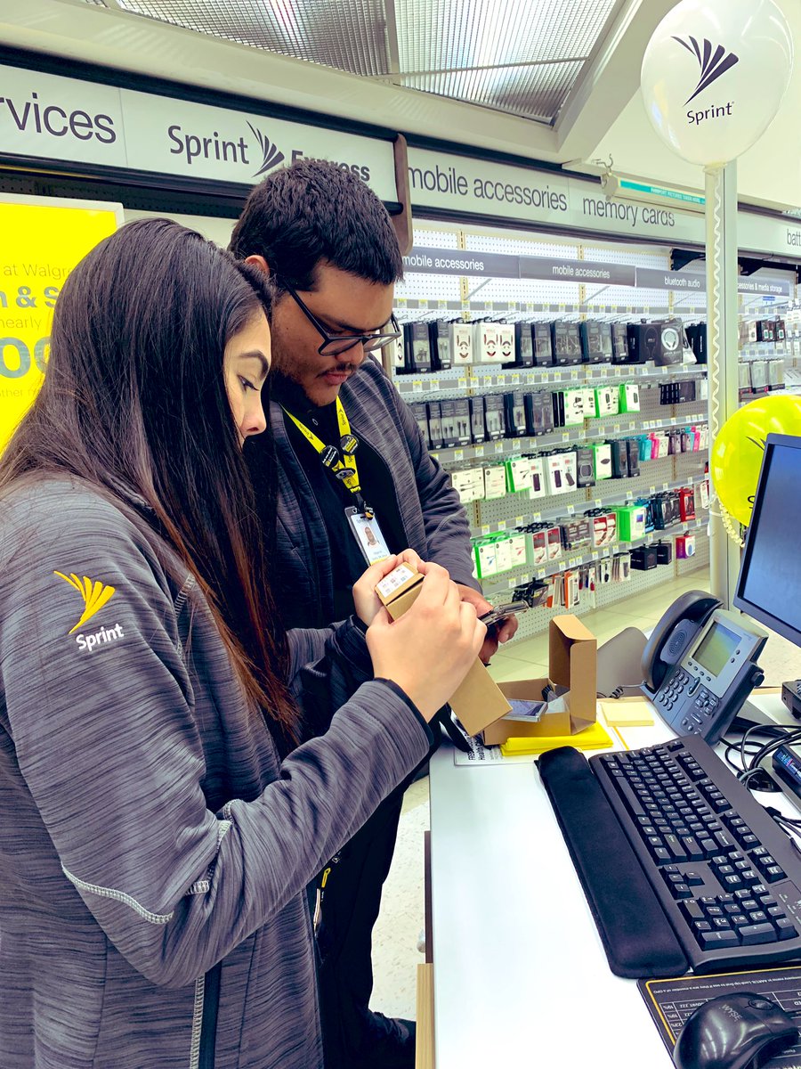 2 for 2 ✔️😉🔥🐊 Happy Senior Day from your local Walgreens/Sprint Express!