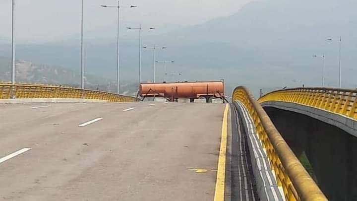 areacucuta's tweet photo. #5Feb #Frontera Decepción en #Venezuela por estas imágenes en el puente #Tienditas a pocas horas del ingreso de la #AyudaHumanitariaVenezuela No hay paso para el traslado de las ayudas de #Cúcuta a #Ureña #Táchira . RT @galeano_27: https://t.co/IkxCIk1vvH