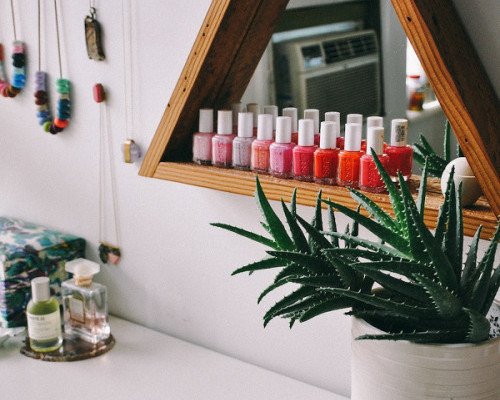 blissfullyorgan's tweet photo. 6 Seriously Creative Ways to Store Your Nail Polish - https://t.co/tFEQtEjRkG #OrganizedStorage https://t.co/cPs0yhN9mh