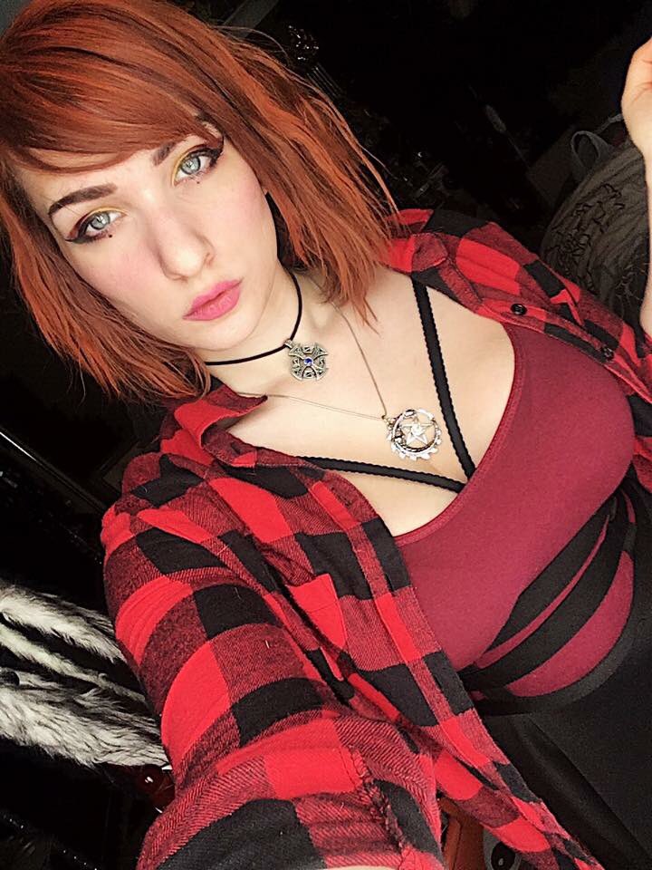 TinyAphrodit3's tweet photo. 🧡🖤🧡
Halt! You have committed crimes against Skyrim and her people. What say you in your defense. ❤️
#ootd #cageskirt #cagedress #collar #pastelgoth #redhead #orangehair #scenegirl #curvy #curvygirl #hourglassfigure #fishnets #punk #plaid #nordic #dragon https://t.co/ZfRfmSm6zg