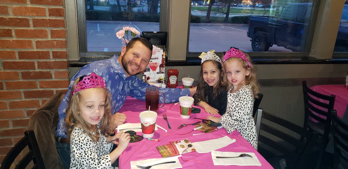 Rlmtz1's tweet photo. Daddy and daughter night out happening @Chilis Rowlett @Ernest___Perez @mdela1 @queenpalpal #TheGuestCount #wearerowlett https://t.co/YbiaYMLMy3