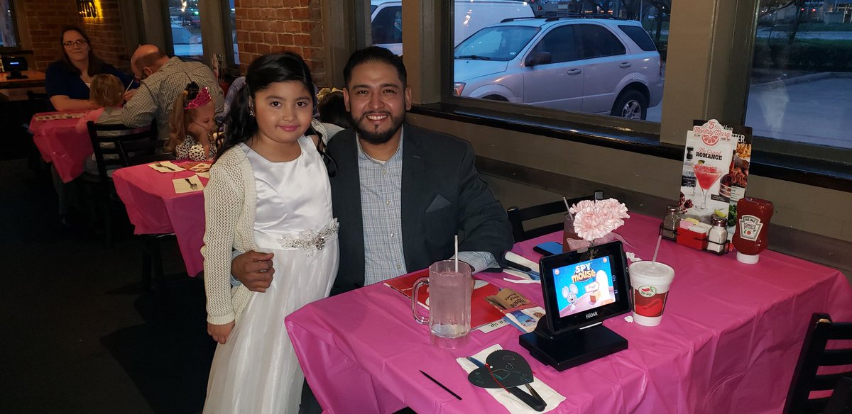 Rlmtz1's tweet photo. Daddy and daughter night out happening @Chilis Rowlett @Ernest___Perez @mdela1 @queenpalpal #TheGuestCount #wearerowlett https://t.co/YbiaYMLMy3