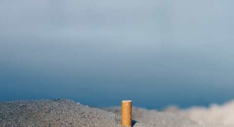 Luisighelfi's tweet photo. Se necesita una sola colilla de cigarrillo para contaminar 70 litros de agua. La arena de la playa no es tu cenicero. Si trajiste tus cigarrillos, tanto te cuesta llevartelos? 
@YoAmoMiPlayaOK https://t.co/1GV28lb1ea