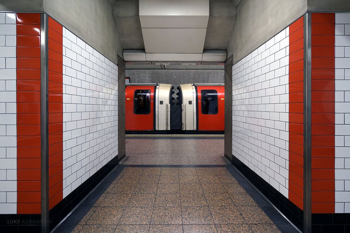 LONDON UNDERGROUND SYMMETRY PHOTO / 1Photography thread of my symmetrical encounters on the London Underground ( @TfL). I'll add to this over timeST PAUL'S STATIONPerfect central. I love how abstract this looks.More photos https://shop.tubemapper.com/Symmetry-on-the-Underground/THREAD