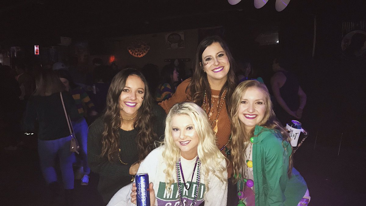 EmmaCaroline5's tweet photo. Just ready to play in mamou w my besties💚💛💜 @krisnevils @lexipearce1 @jkayy__ https://t.co/yCvJyNxRSG