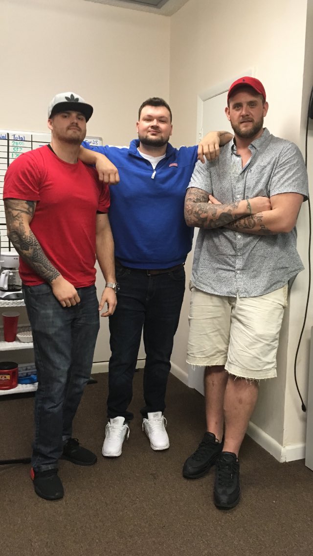 brettrid3r's tweet image. Zero college degrees in this pic and probably happier than most 💯 #beyourownsuccess #beyourownhappiness