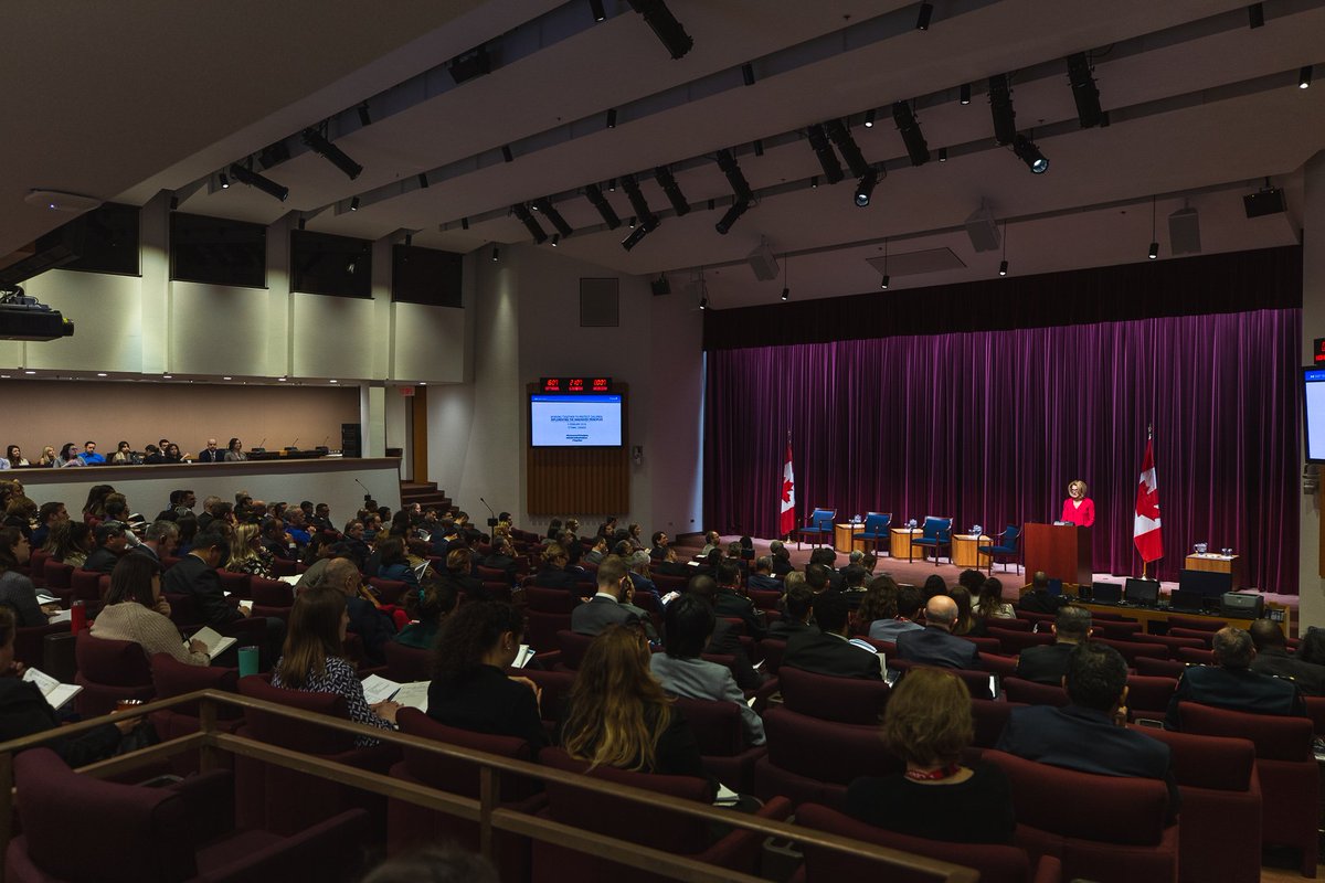 CanadaPE's tweet image. Aujourd'hui à #Ottawa, Pamela Goldsmith-Jones, secrétaire parlementaire de ministre des Affaires étrangères, a donné le coup d'envoi de l'atelier international sur #PrincipesdeVancouver pour mettre fin à l’utilisation #EnfantsSoldats. Pour en savoir plus : ow.ly/sUXv30nAVAL