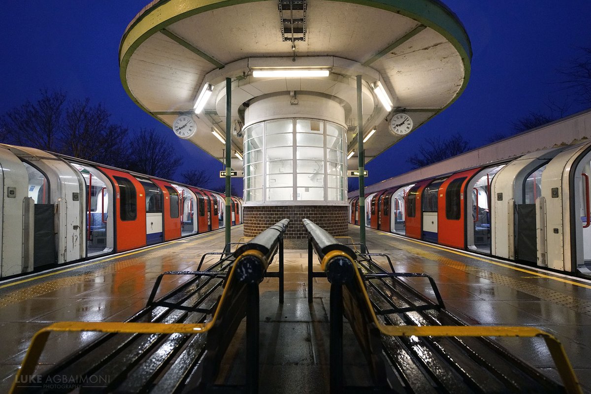 LONDON UNDERGROUND SYMMETRY PHOTO / 2HAINAULT STATIONThe architecture at this station platform is perfect for symmetrical compositionsMore photos https://shop.tubemapper.com/Symmetry-on-the-Underground/Photography thread of my symmetrical encounters on the London Underground ( @TfL).THREAD