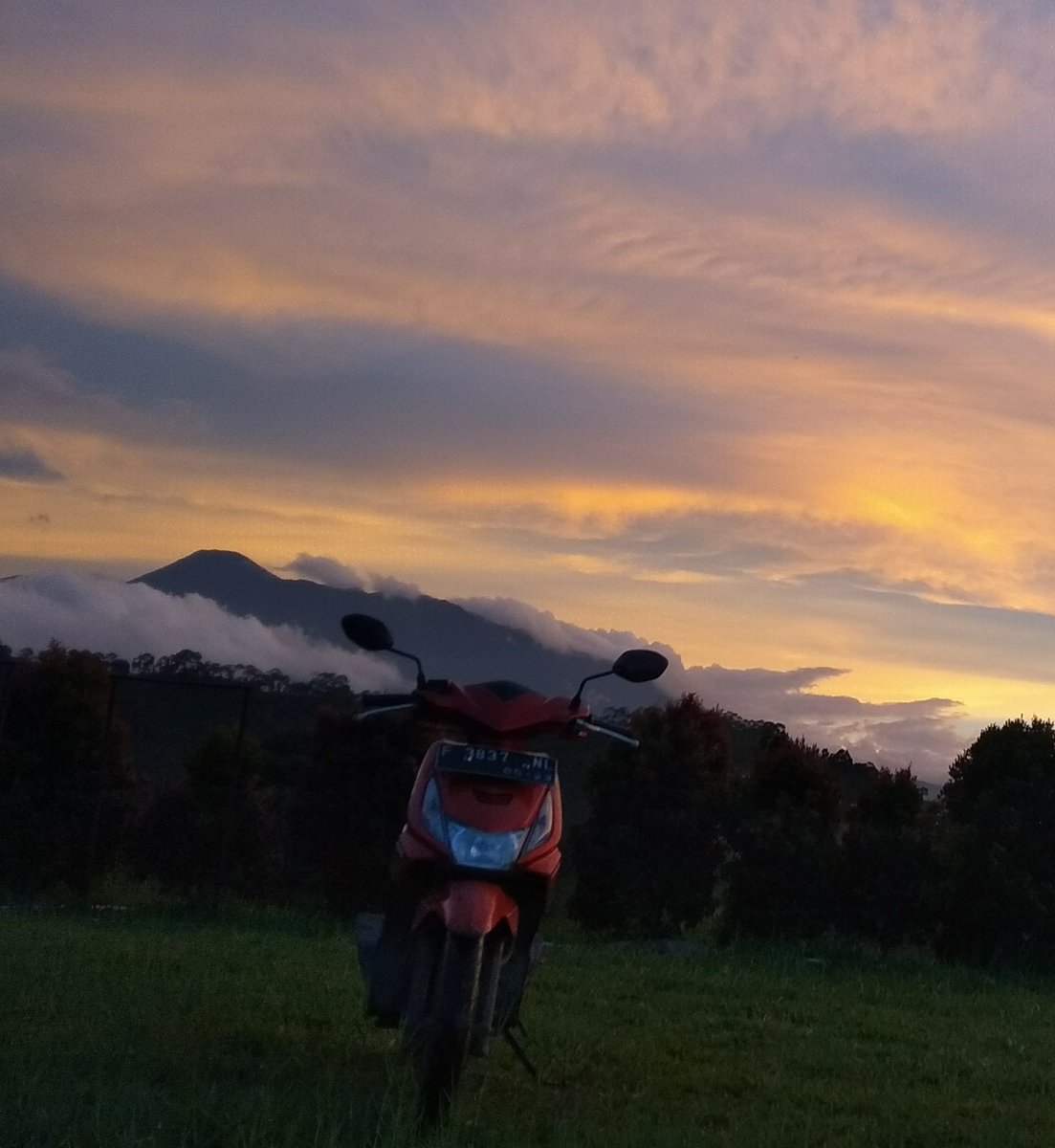 saepul_bahri55's tweet photo. Teman setia ngaprak 🛵
@HondaBeat_INDO @HBC_Indonesia @HRC_MotoGP #repsol #MotoGP #indonesia #bogor #honda #beat #karbu #matic #senja #fff https://t.co/rqVayyNCSG