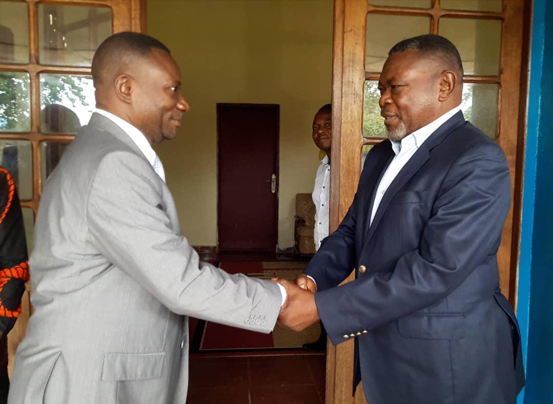 EShokango's tweet photo. Les Membres du bureau provisoire de l Assemblée Provinciale Kasai Oriental ont reçu ce 05 Janvier 2019, la visite du Gouverneur de Province @ngoyikasanji1. @TopCongo @cenirdc @Bibishe6 @Presidence_RDC @ThomasMpoyi @SRSG_MONUSCO @MNtambua @PrimatureRDC @fatshi13 @kabilaOuRien https://t.co/Ngy4re0gY5