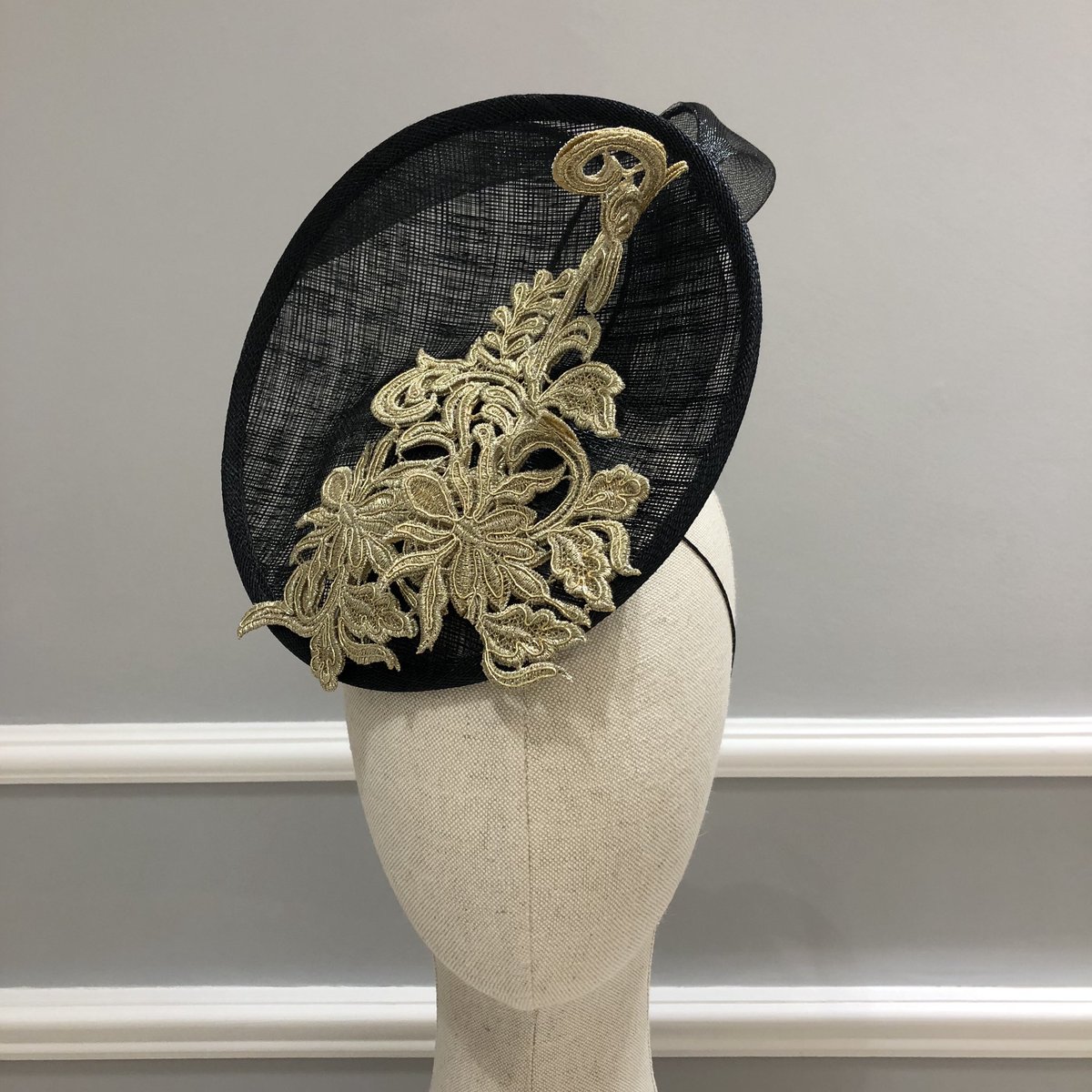 TocadosAirun's tweet photo. La elegancia innata de los complementos en #negro y #azulnoche ... En @TocadosAirun hemos desarrollado nuestra #nuevacoleccion pensando en todos los detalles ... pensando en ti.
#diseñopersonalizado #diseño #hats #hatters #millinery #millinerydesign https://t.co/TdADnTHcSC