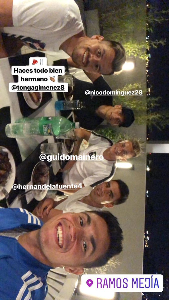 SimpsonyVelez's tweet photo. El príncipe ojos color cielo cenando con una powerade. Dámelo siempre al principito. https://t.co/onvtgzgAEp