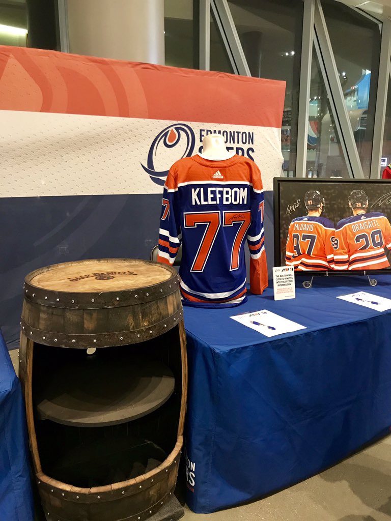 SpectrumAuth's tweet image. We are back and better than ever 🔥😉 We missed you! Come by our auction tables to see all the brand new stock we got in! @burgundyoak @EdmontonOilers @Oil_Foundation #LetsGoOilers #yeg