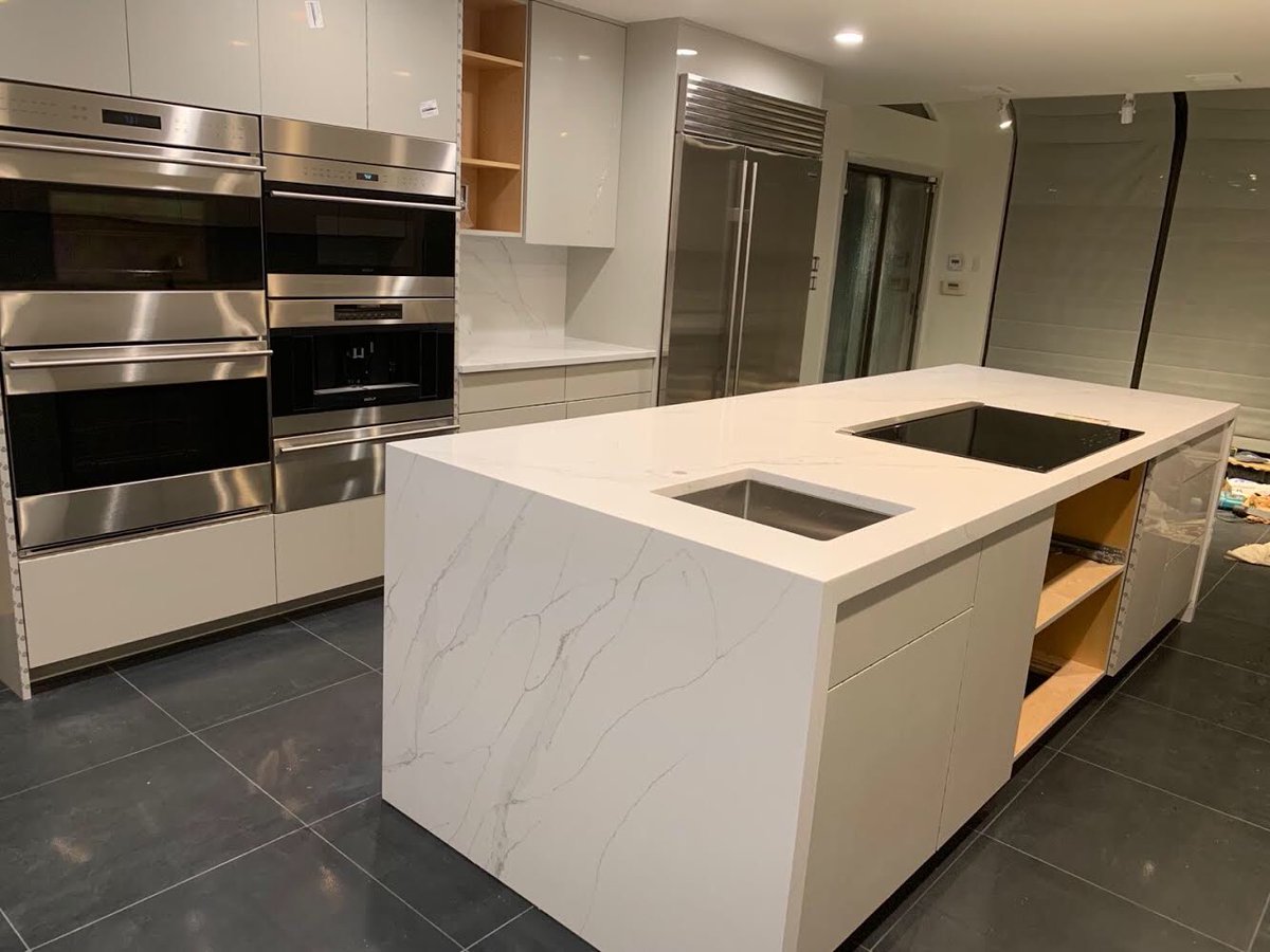 Nash_Granite's tweet photo. This massive modern kitchen features slabs of COMPAC Unique Calacatta, on the counters, backsplash and waterfall island. 
.
.
.
.
#nashinventory #compacsurfaces #compacquartz #technologicalquartz #interiordesign #interiordesigner #homedecor #nycconstruction #nycstone #wholesale https://t.co/ARRMqAe9Xx