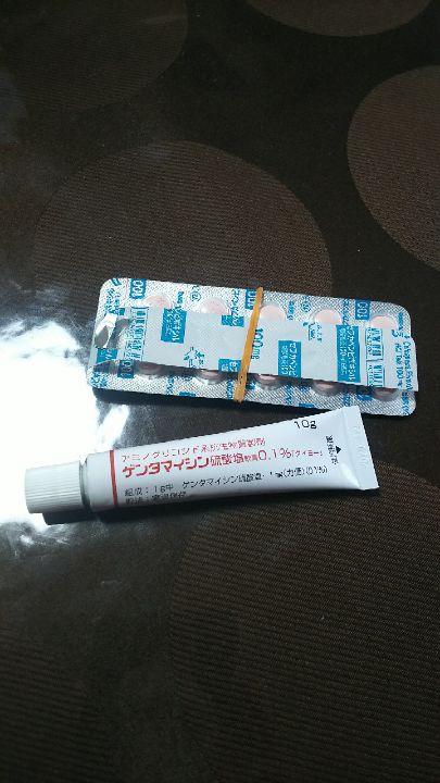 Uzivatel S 趣味ログ 旧姓 藤枝 Na Twitteru ひょうそがどーにも痛いので 皮膚科行ってきた 切開して膿出すかと思って噛み締めて耐えられるように ハンカチもスタンバイしてたけど あっさり抗生剤もらえた あぁ良かった と思う反面 ジンジン痛いので手っ