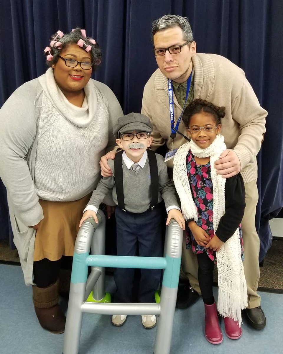 KemptonESS's tweet image. 😍😎👵🏾👴🏼#ESSRocks #ESSRocks #100thdayofschool