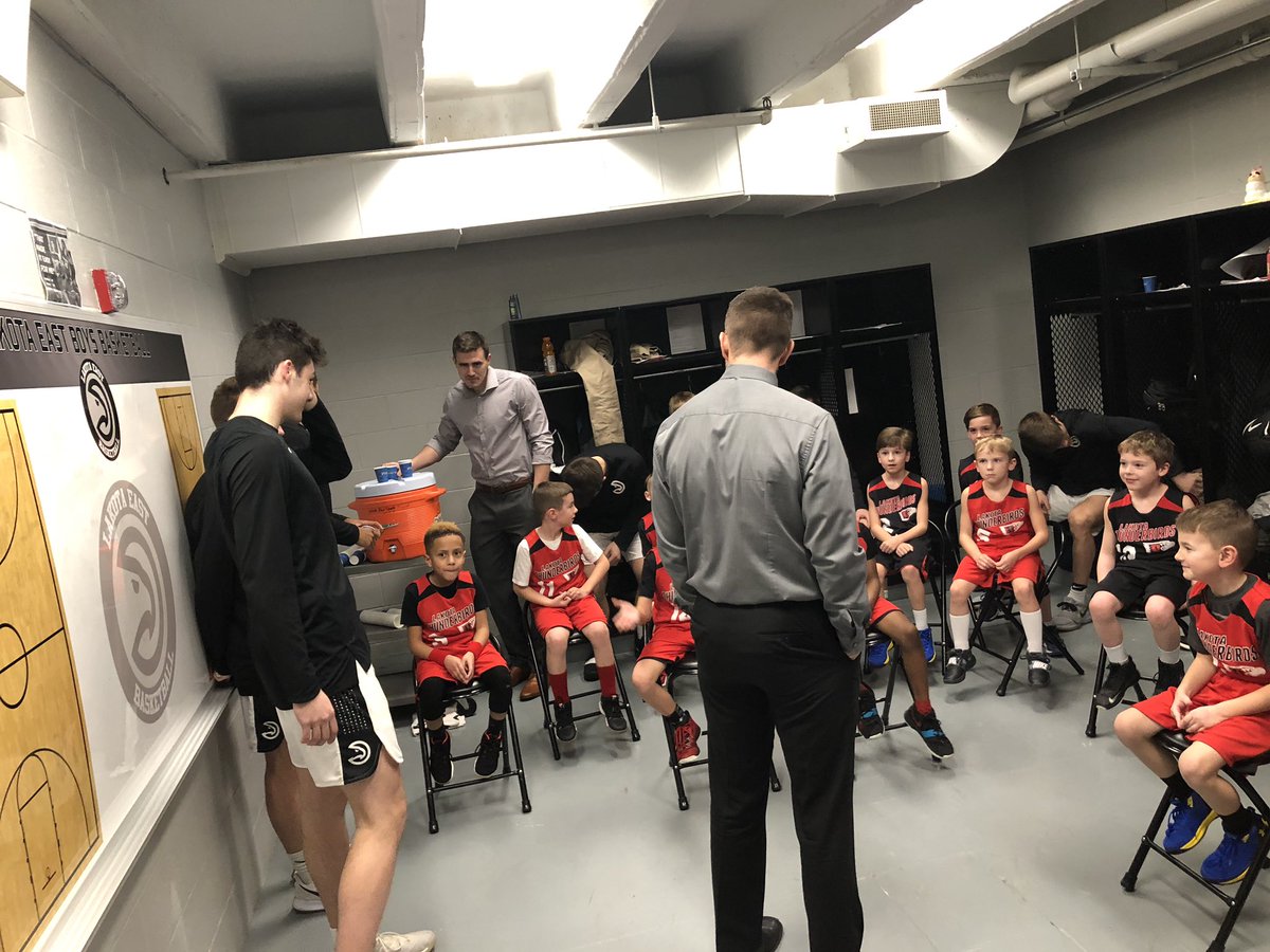 CoachTucker33's tweet photo. A big thanks to @eastsidehoops for making these kids night before their win against Middletown.        @EAST_HAWKS https://t.co/rzpLYtq600