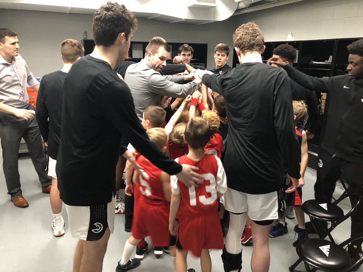 CoachTucker33's tweet photo. A big thanks to @eastsidehoops for making these kids night before their win against Middletown.        @EAST_HAWKS https://t.co/rzpLYtq600