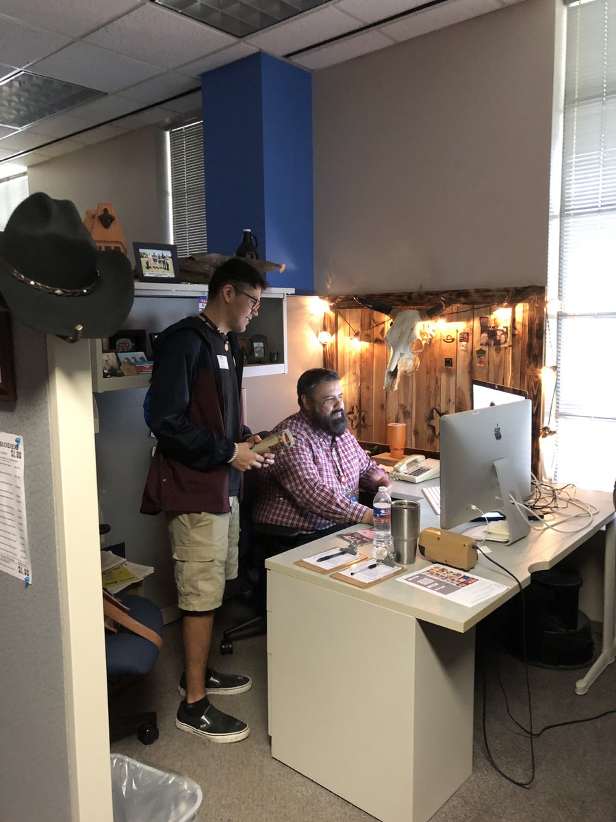 BrackenridgeMfi's tweet photo. More pics from today’s Juniors & Seniors job shadow day the H-E-B 360 advertising department @heb360 @sa_works @SAISDCTE #SAJobShadow19 #GraphicDesign #bhsprintshop #bracknation https://t.co/e5HGjgHlDK