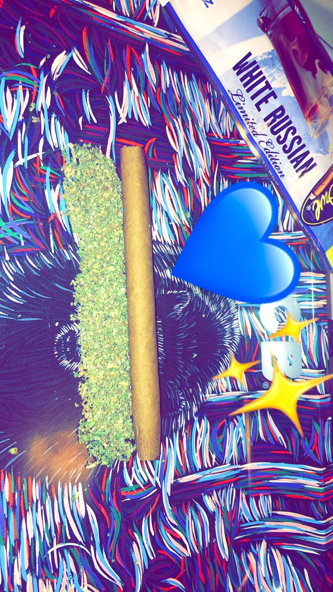 itsbarbie4200's tweet photo. Alone timeeeeee π #BluntsForDays #RollupRollupRollup #Ft.@Bee_Jonesss https://t.co/DuDbLIDv3P