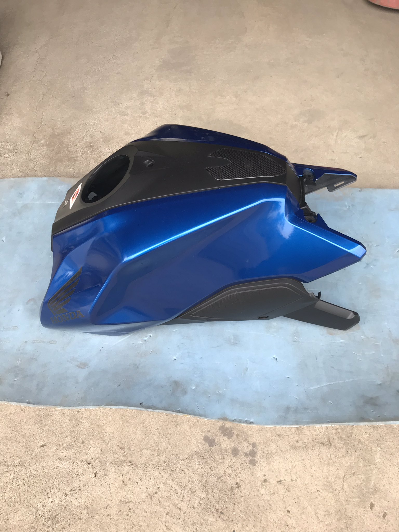 CB250R タンクカバー　ブルー CB250R タンクカバー ブルー（ホンダ（HONDA） CB250Rの型式