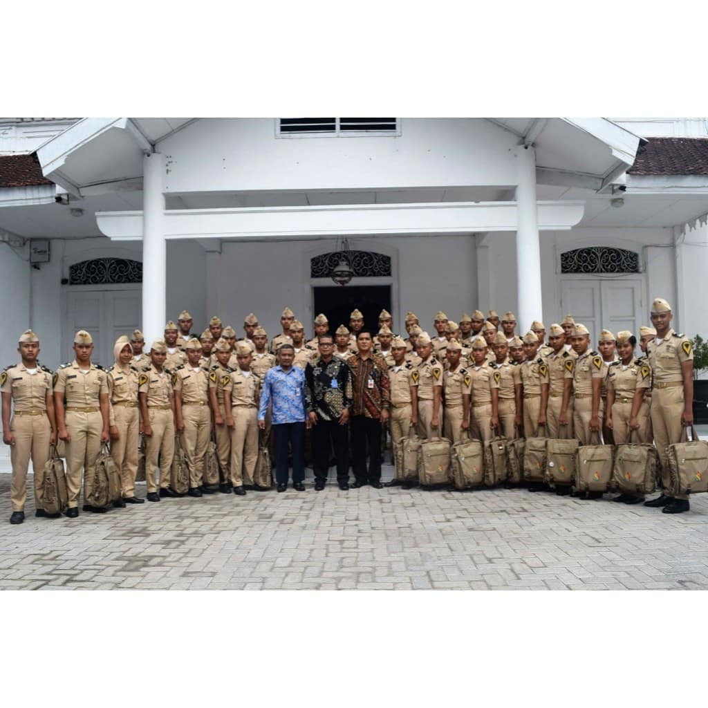 perpusmadiun's tweet photo. Taruna Akademi Perkeretaapian Indonesia (API) Madiun, studi pustaka di Perpustakaan Kota Madiun.
#kotamadiun #literasi #perpustakaanmadiun #madiunpopuler #madiunhits #madiunhitz #madiunkarismatik #exploremadiun https://t.co/wRkYHIbPDj