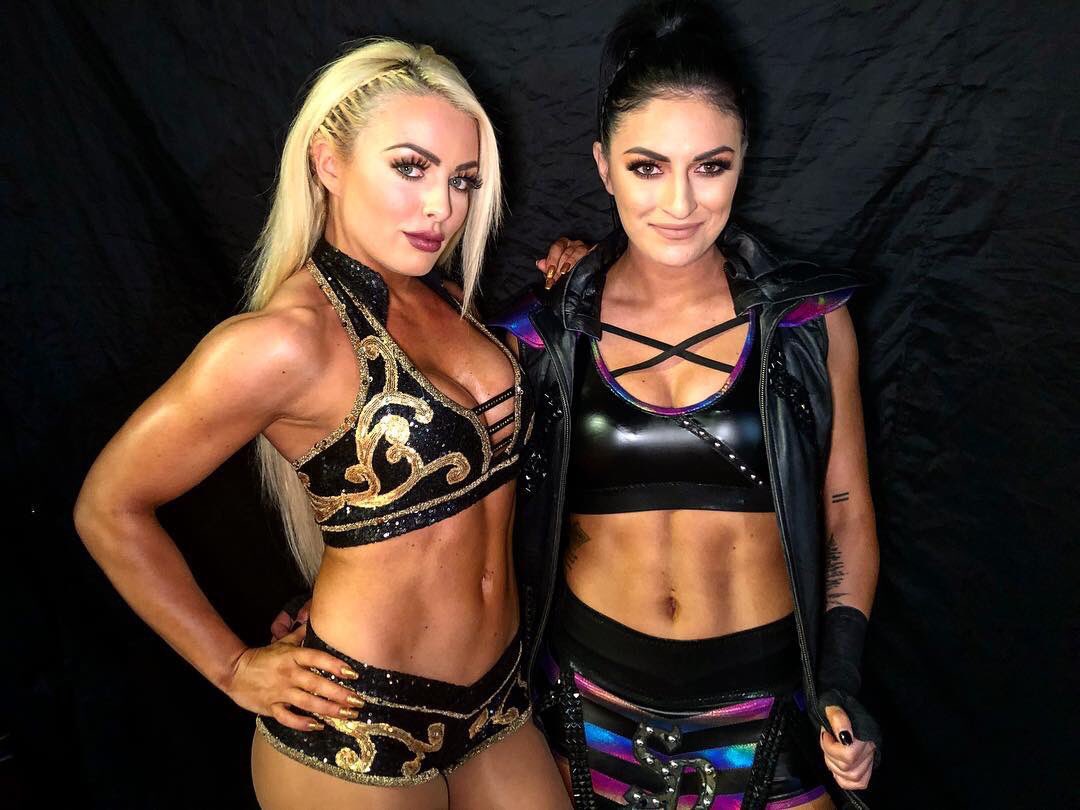mandysacs's tweet image. This is what WINNERS look like... #FireNDesire 🔥🔥🔥#Eliminationchamber #sdlive @sonyadevillewwe