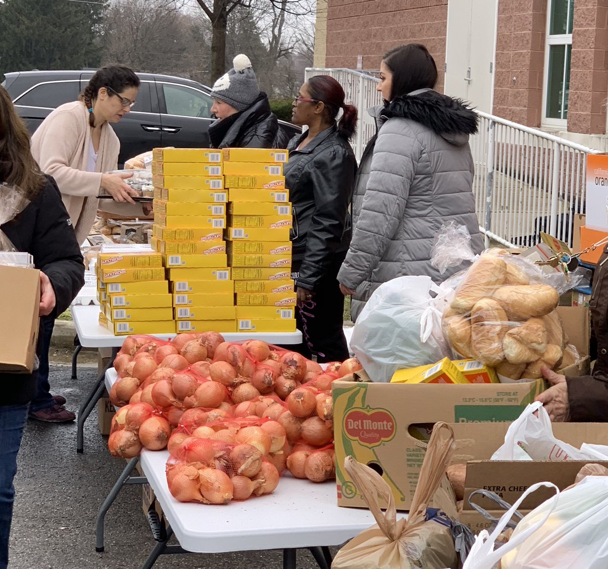 ParsonsPanthers's tweet photo. @ParsonsPanthers  teachers  bagging and distributing fresh produce &amp; food from @Mid_OHFoodbank to dozens of families during #CCSRelationshipWeek https://t.co/uAAaF42Bek