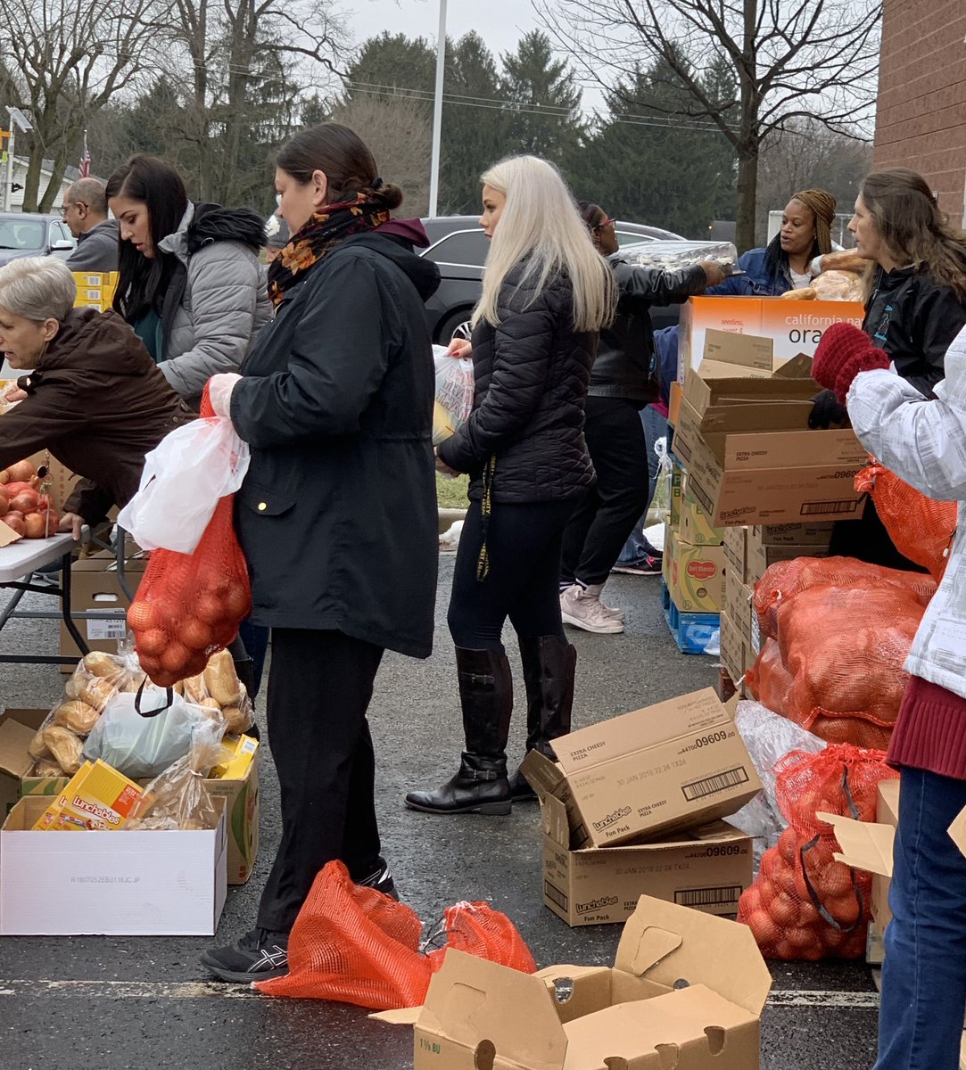 ParsonsPanthers's tweet photo. @ParsonsPanthers  teachers  bagging and distributing fresh produce &amp; food from @Mid_OHFoodbank to dozens of families during #CCSRelationshipWeek https://t.co/uAAaF42Bek