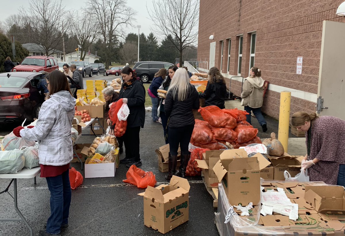 ParsonsPanthers's tweet photo. @ParsonsPanthers  teachers  bagging and distributing fresh produce &amp; food from @Mid_OHFoodbank to dozens of families during #CCSRelationshipWeek https://t.co/uAAaF42Bek