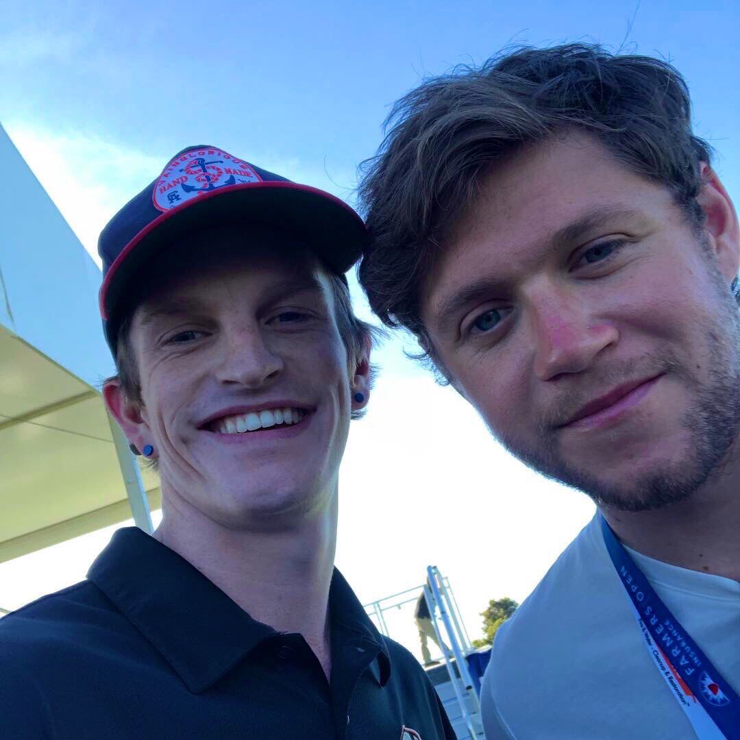 niall_flicker_'s tweet photo. Having some trouble with the sunscreen, niall? 😂😎 https://t.co/uznPw4Jc0g