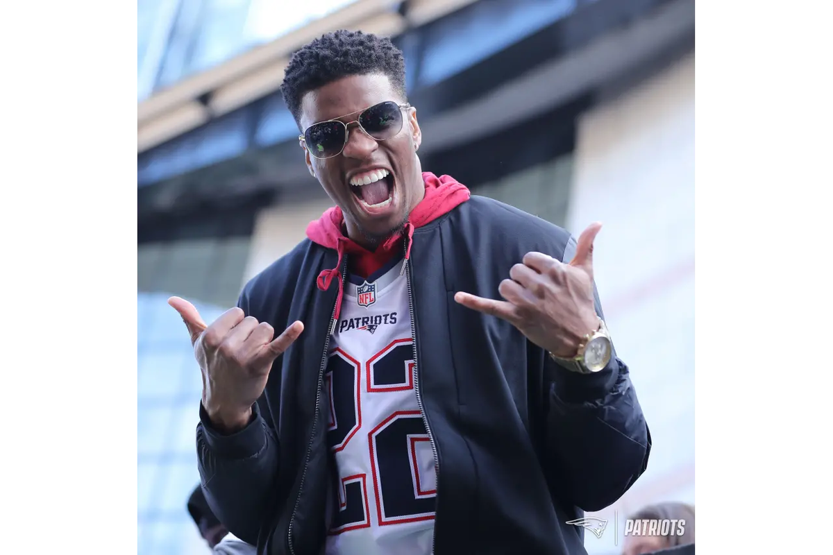TheUConnBlog's tweet photo. Think @Obi_1nOnly had fun during the Super Bowl parade?

(Photo: @Patriots) https://t.co/Dyu33O1RDn