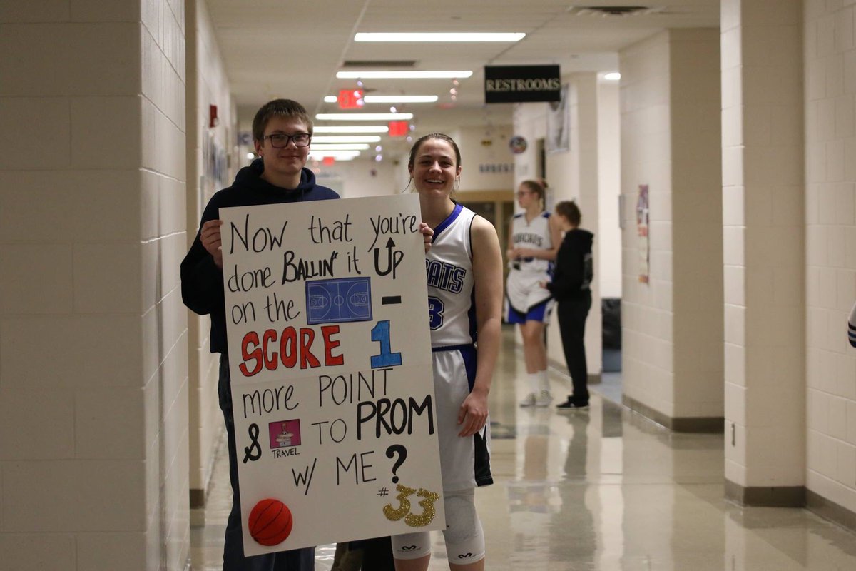 _emilyme's tweet photo. Got that “W” and prom date tonight!🏀🕺🏽💃🏽 https://t.co/Deo5g3gAPS