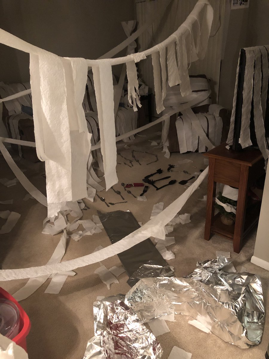 _KaitlinSmith's tweet photo. Nothing says welcome back to St. Louis like your friends trashing your entire apartment 🙂 https://t.co/ThRODDjq6t