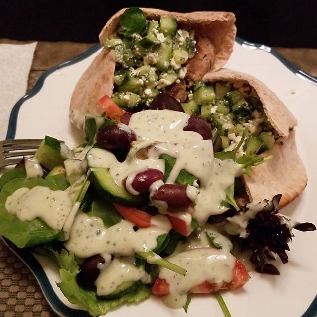 Hozer505's tweet photo. Ohai just thought I'd drop in to share this masterpiece of a meal created by @nora_5o5_303, Mediterranean turkey burgers with side salad... FREESSHHH #FatKidCode #FoodPorn #Healthy https://t.co/bWpDixYeZo https://t.co/jm601k90uI