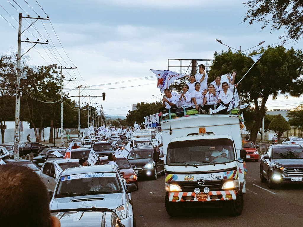 GabrielaEsPais's tweet photo. ¡Y arranca campaña! Estuvimos con el Prefecto de #Manabí @LeoOrlandoA recorriendo las calles de Portoviejo. Qué alegría ver a la gente salir a sus balcones, a las puertas de sus casas, a las calles, a las plazas, a respaldar la #Lista5, porque juntos vamos #ARecuperarLaPatria https://t.co/JXXji6nobB