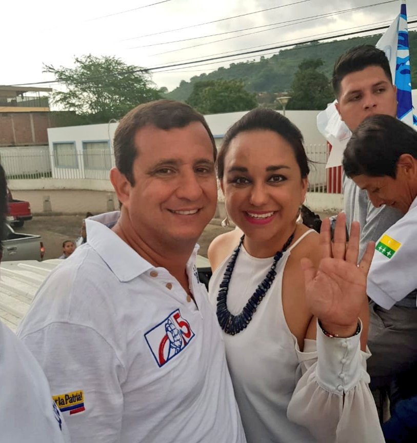 GabrielaEsPais's tweet photo. ¡Y arranca campaña! Estuvimos con el Prefecto de #Manabí @LeoOrlandoA recorriendo las calles de Portoviejo. Qué alegría ver a la gente salir a sus balcones, a las puertas de sus casas, a las calles, a las plazas, a respaldar la #Lista5, porque juntos vamos #ARecuperarLaPatria https://t.co/JXXji6nobB