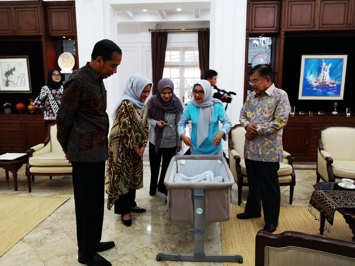 Pak Jokowi bersama Ibu Iriana tengok cucu (pria) ke15 Pak JK dari pasangan Marah Laut-Ade JK. Kehadiran Pak Jokowi berserta Ibu Iriana di kediaman resmi Wapres Jl. Diponegoro, 6/2 menambah kebahagiaan keluara besar Pak JK